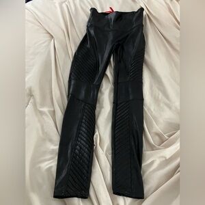 Spanxs women’s size M faux leather textured design black leggings